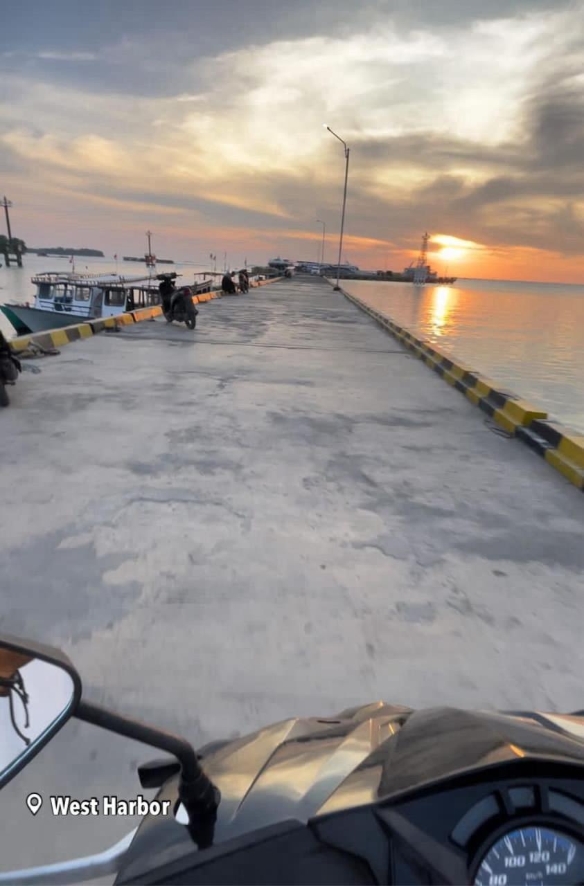 Loyal Friend Hostel Karimunjawa Exterior photo