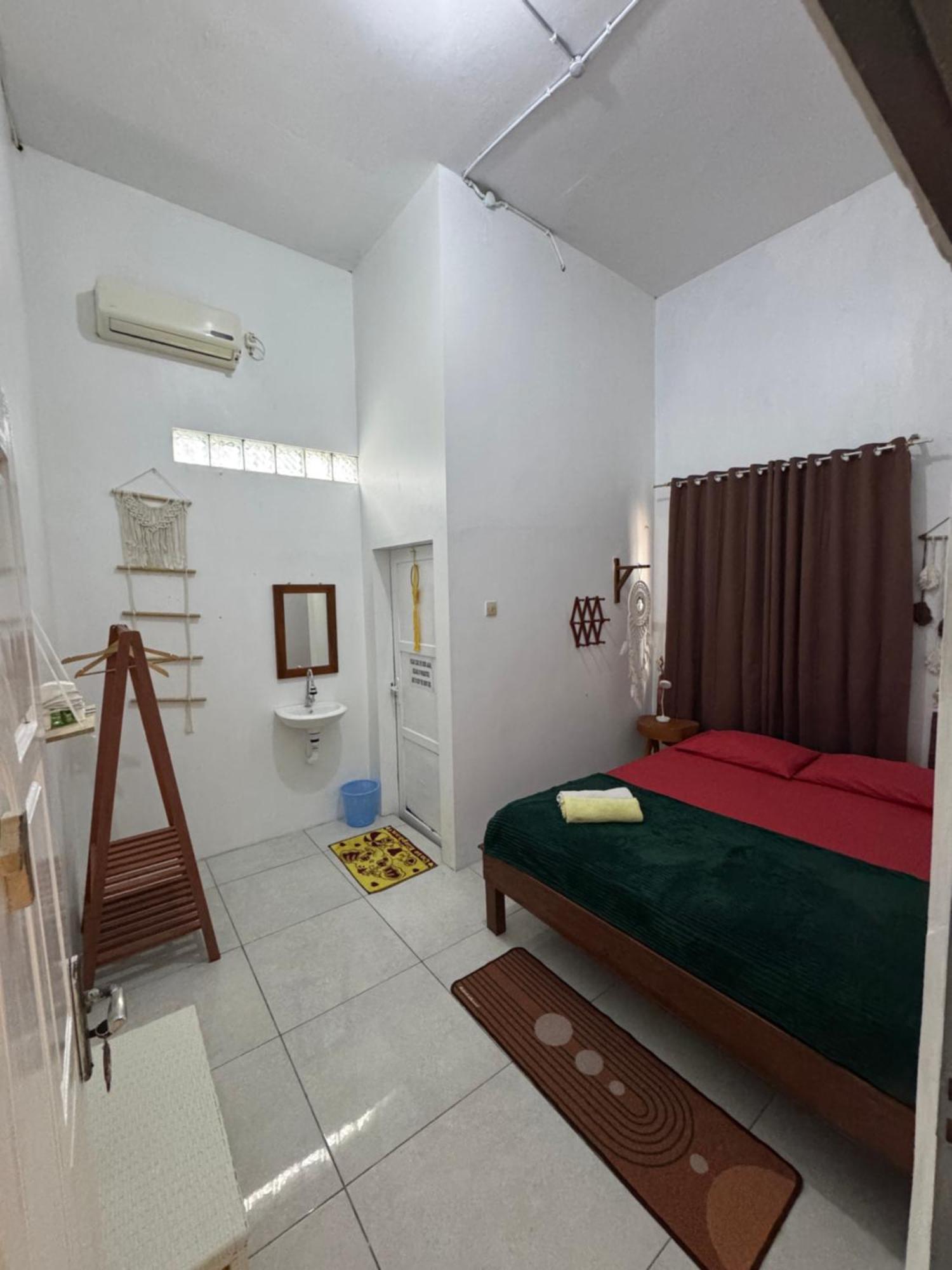 Loyal Friend Hostel Karimunjawa Exterior photo