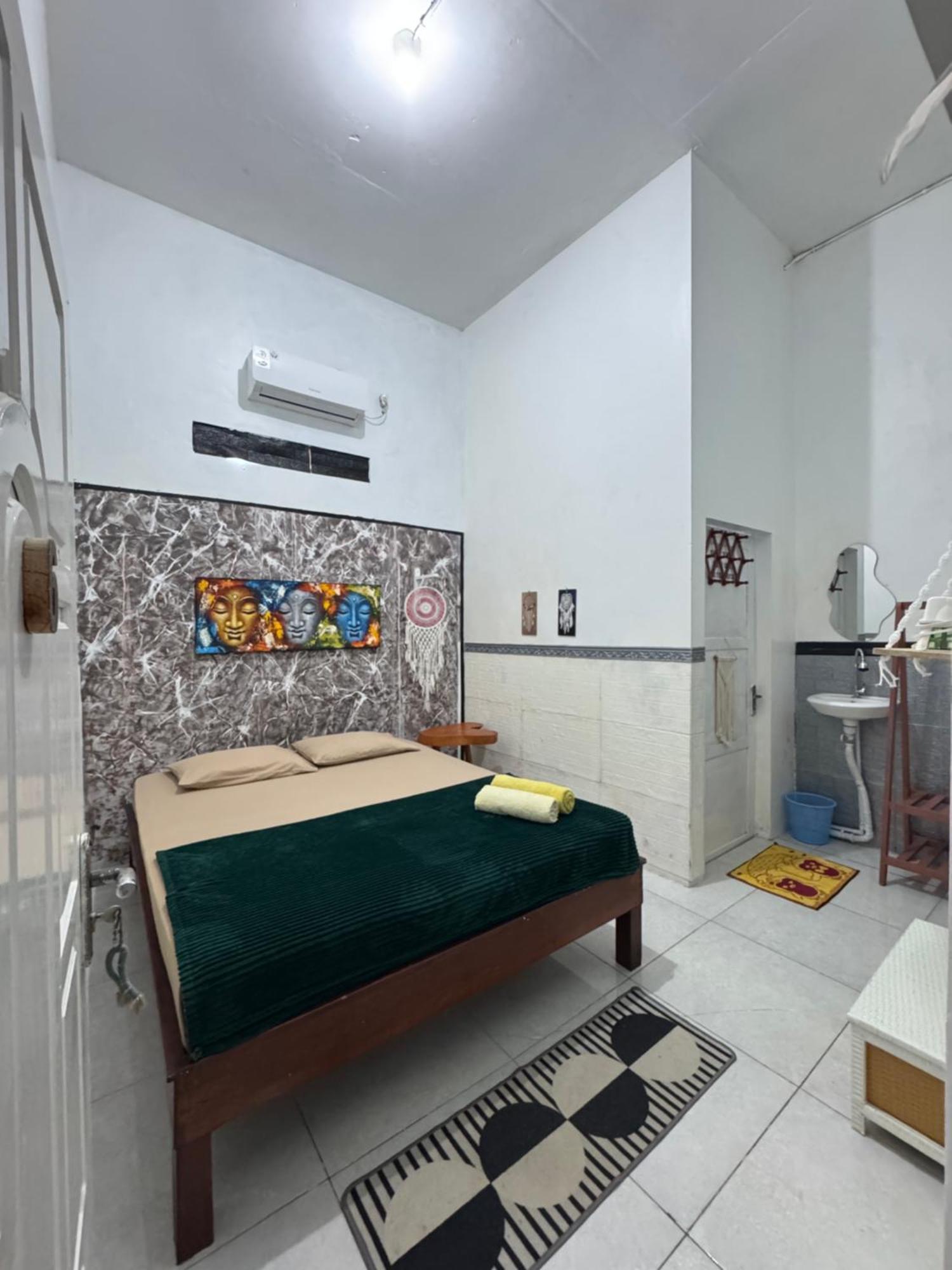 Loyal Friend Hostel Karimunjawa Exterior photo
